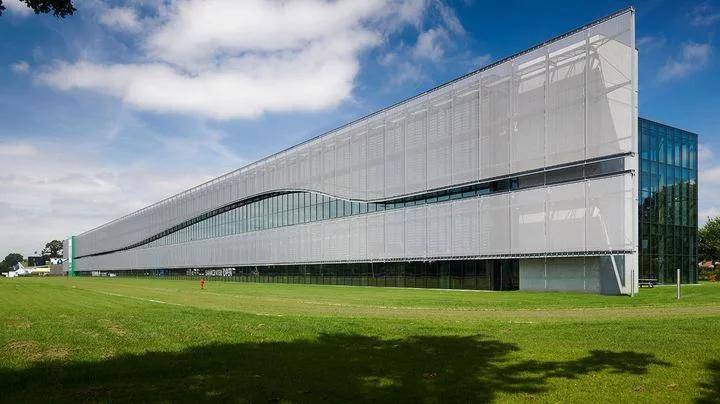 Facade cladding made of metal mesh