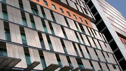 Shiny sun protection façade made of architectural wire mesh