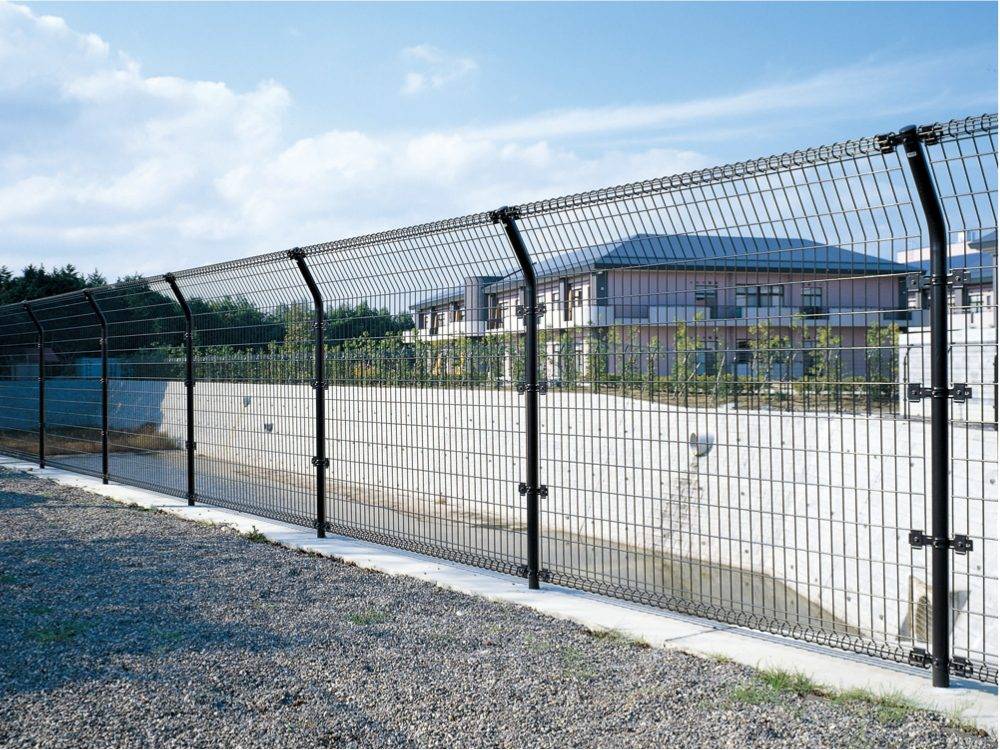 Commercial welded wire fence protecting an office park 08