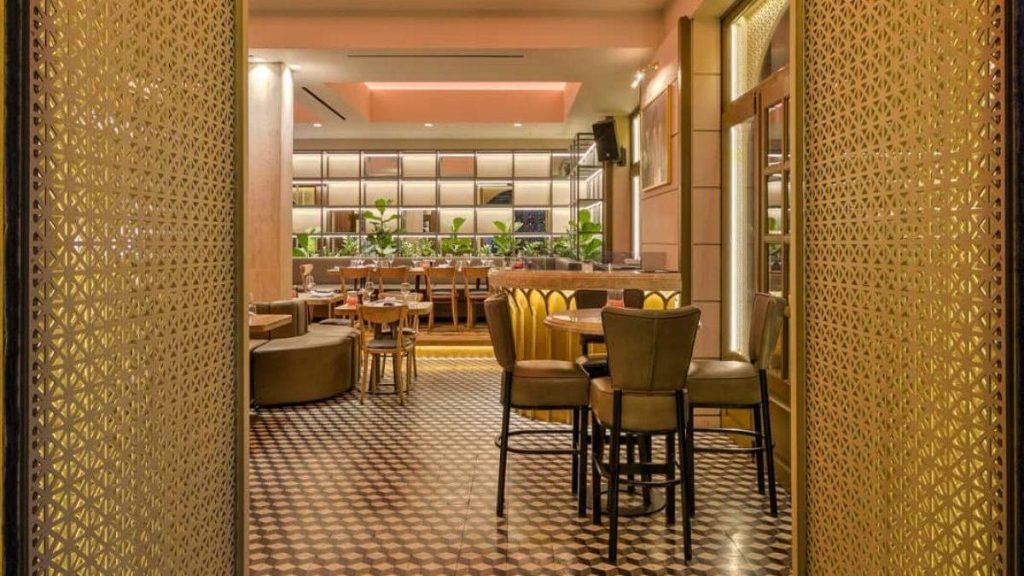 Decorative wire mesh partition in a luxury hotel lobby(1)