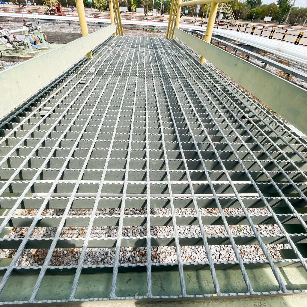 Industrial Steel Grating Walkway Platform in Pipeline Facility
