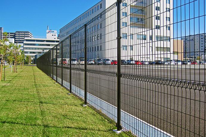 welded-wire-fence-commercial-property