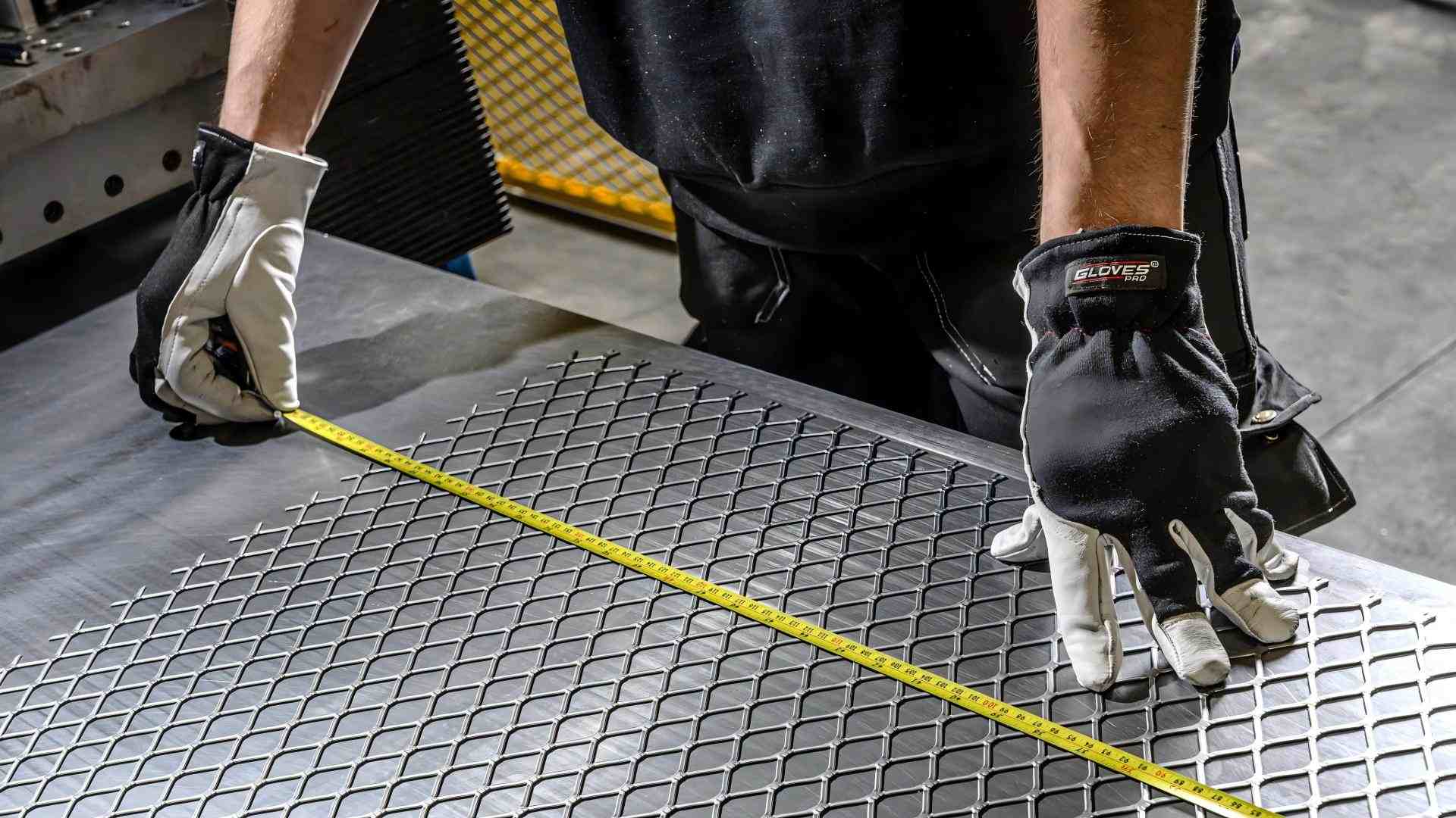 Measurement of expanded metal strand width and thickness(1)