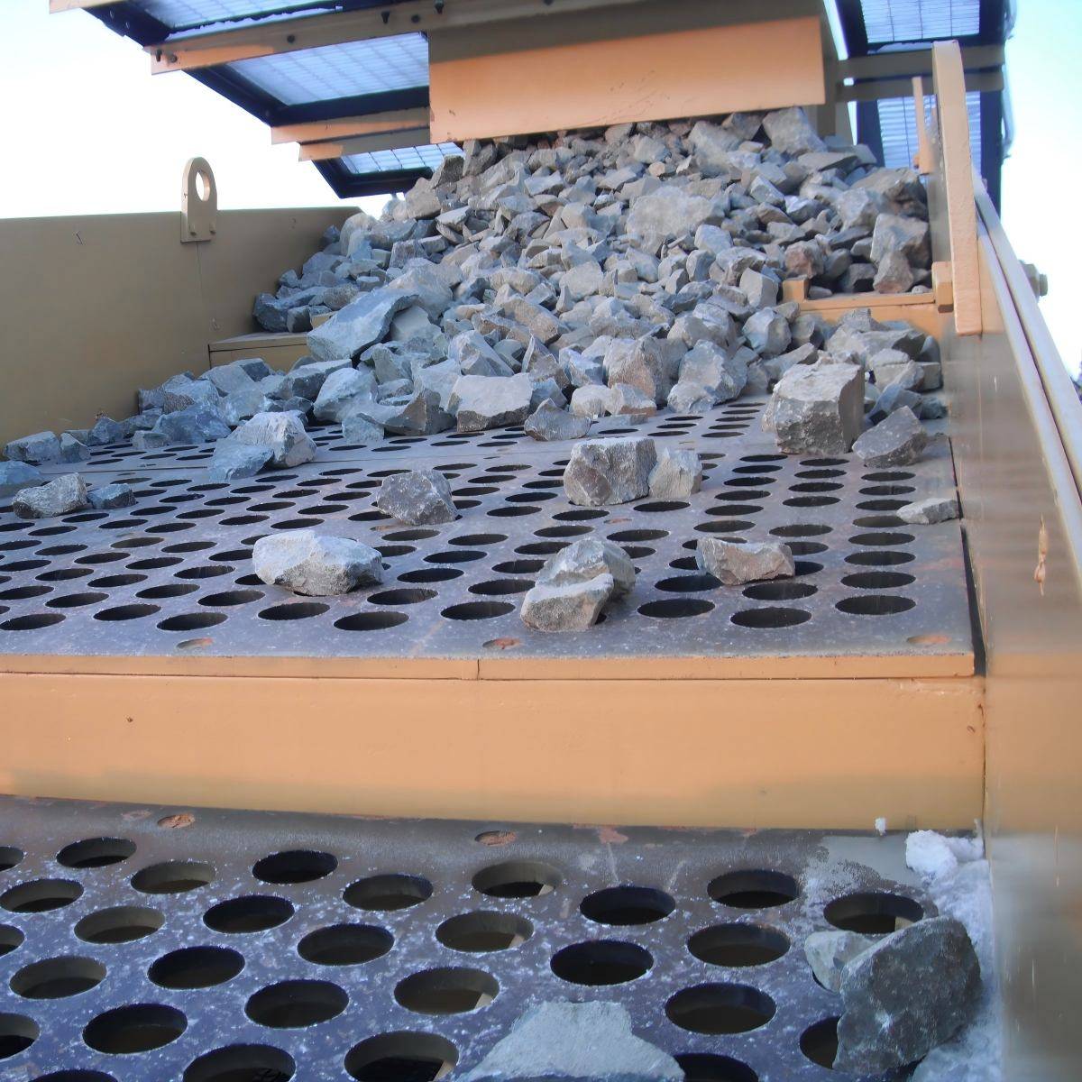 low-carbon-steel-round-hole-perforated-sheet-screening(1)