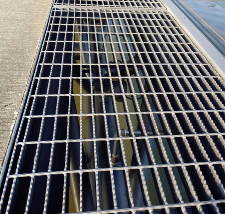 Galvanized steel welded industrial bar grating section