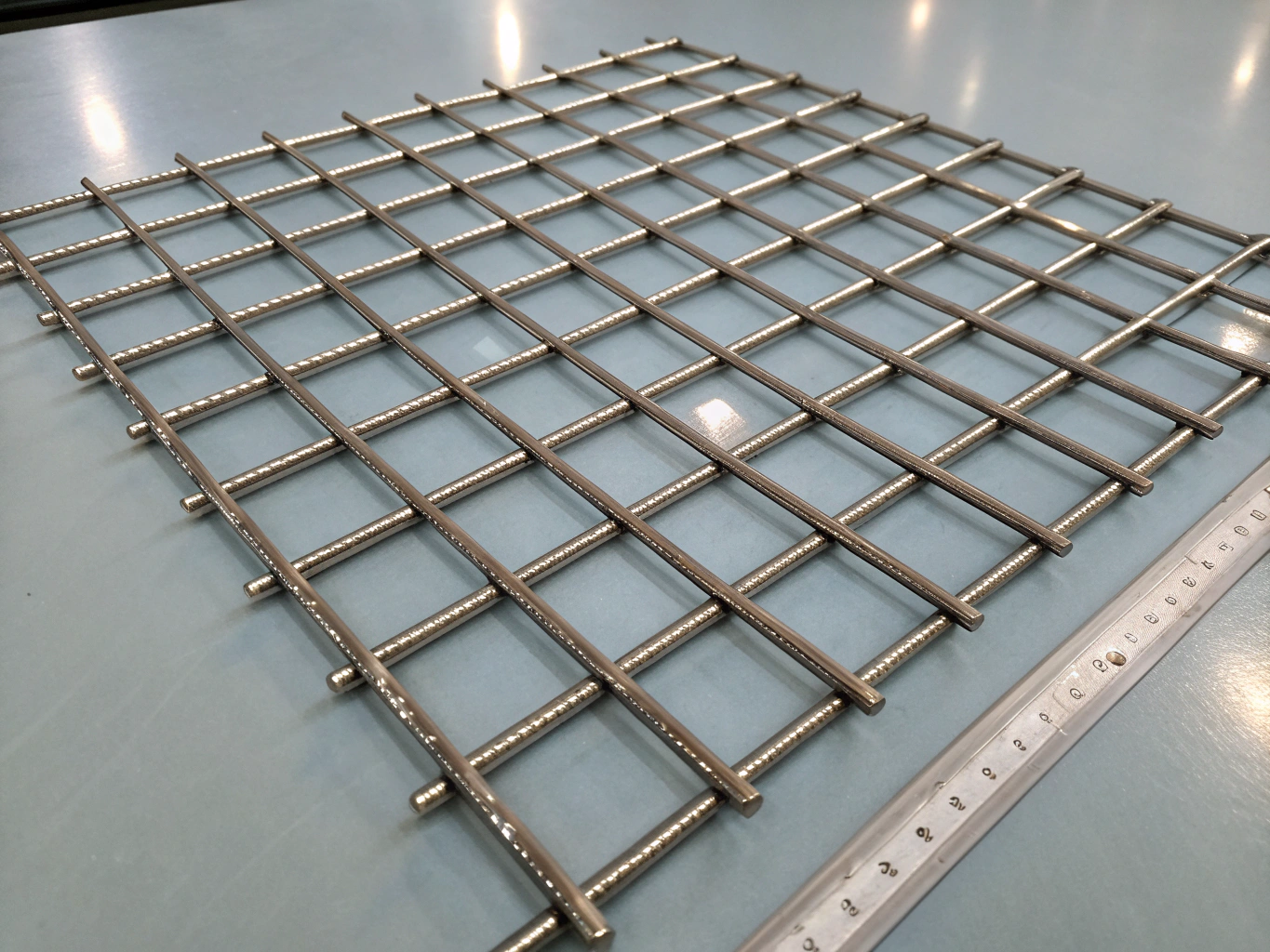 Flattened expanded metal smooth diamond mesh pattern