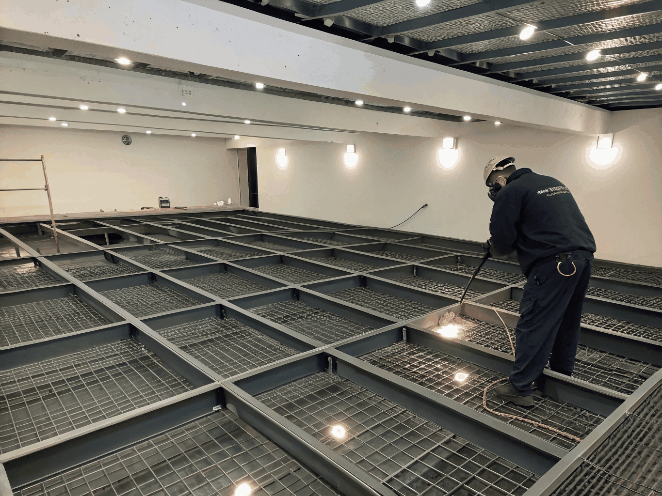 Heavy duty welded steel bar grating panel for industrial walkways