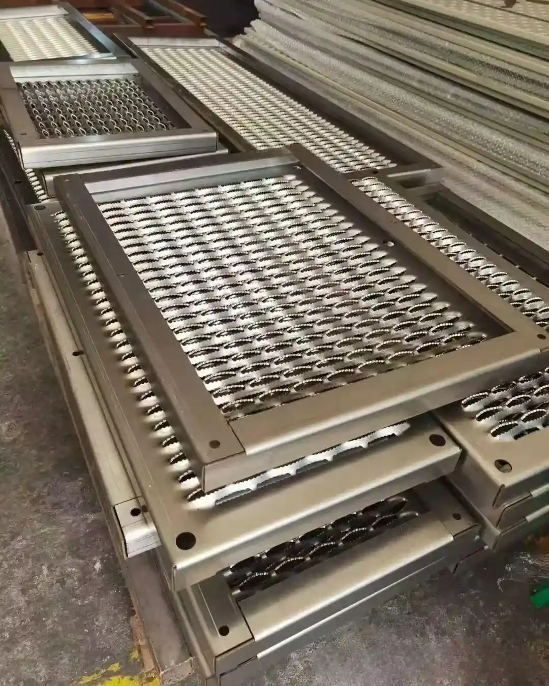 Crocodile-mouth slit and raised perforated anti-slip safety metal plate