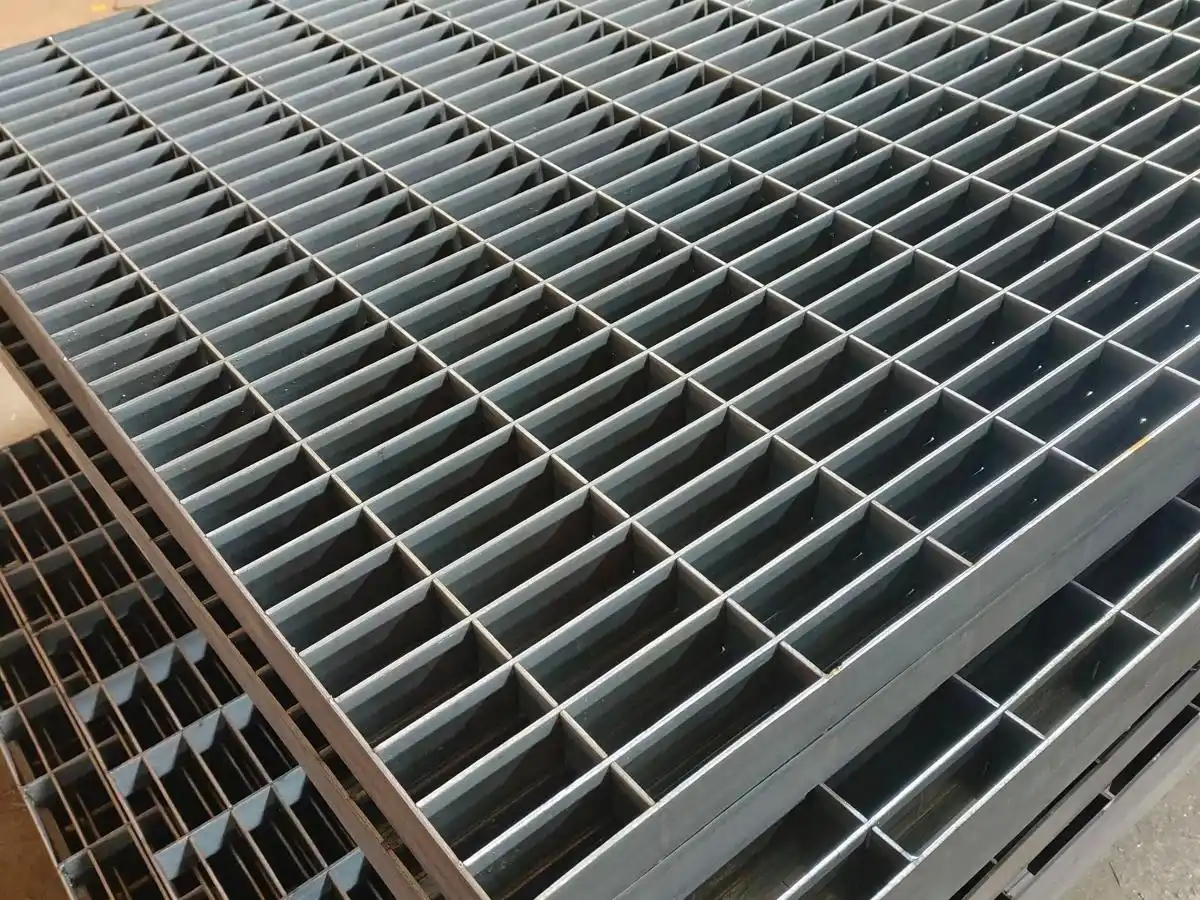 Heavy duty welded steel bar grating panel for industrial walkways