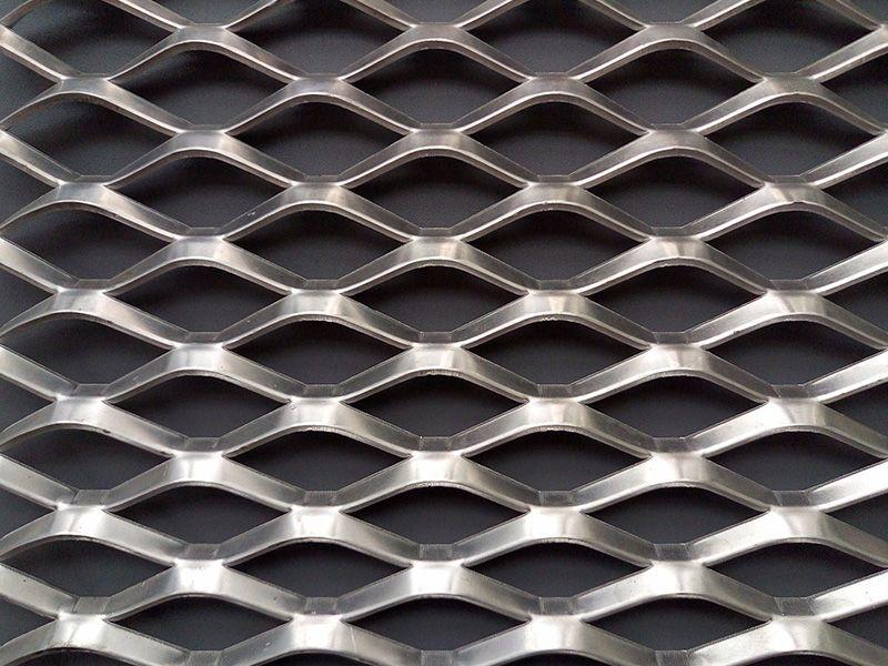 Heavy-duty expanded metal grating for industrial platforms