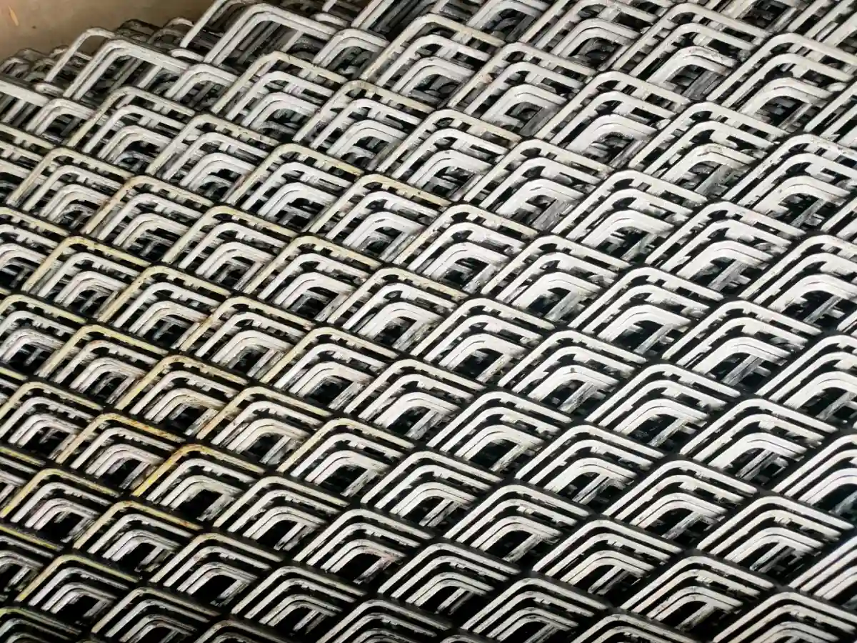 Industrial expanded steel mesh with raised diamond pattern
