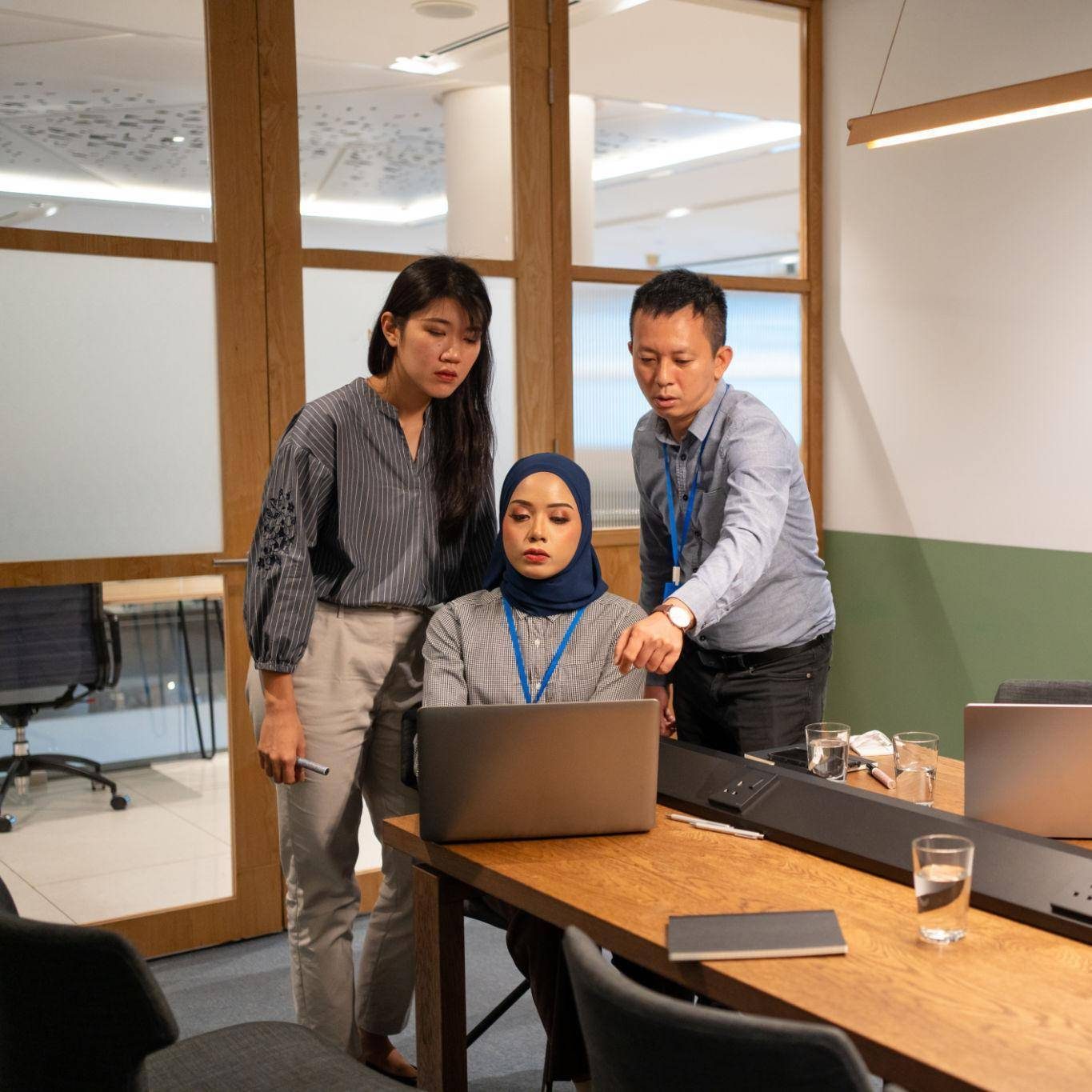 colleagues is having a project meeting(1)