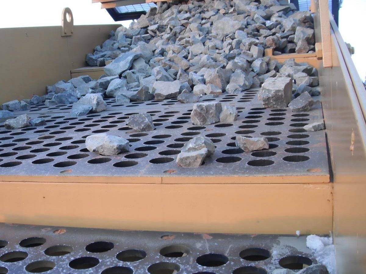 low-carbon-steel-round-hole-perforated-sheet-screening(1)